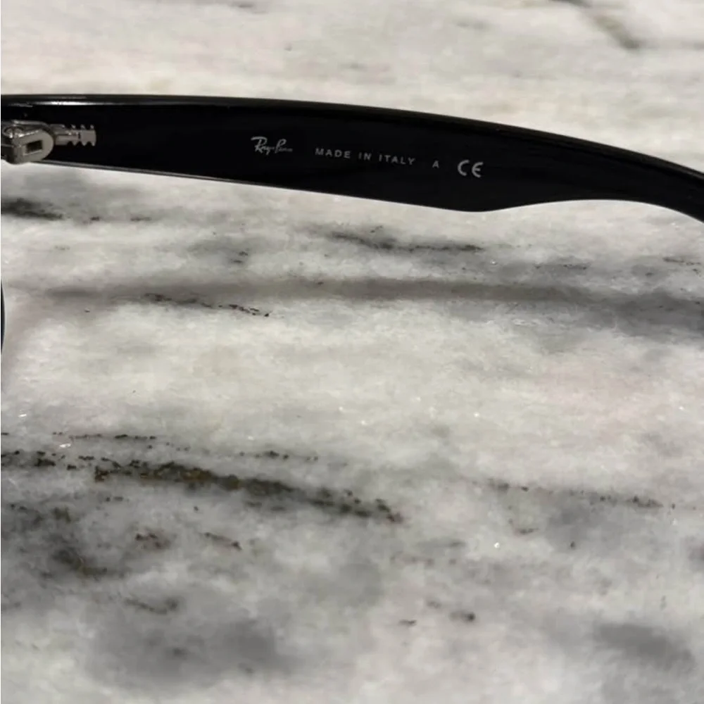 Ray-Ban Men’s Black Frame Sunglasses with Green Lenses - Classic Wayfarer Style - Picture 3 of 3